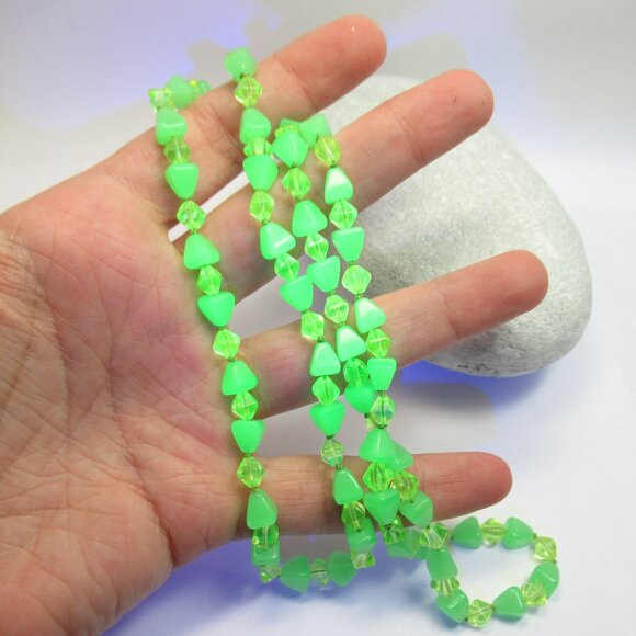 Uranium glass bead necklace - Picture 9 of 10